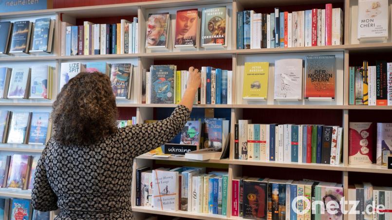 In Deutschland gibt es weniger Buchhandlungen. (Symbolbild) Bild: Boris Roessler/dpa