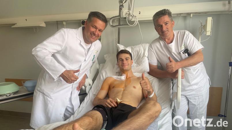 Simon Längenfelder (Mitte) erholt sich schnell von einem Eingriff an der Schulter im Klinikum Weiden. Davon überzeugen sich Operateur Professor Christian von Rüden (links) und Physiotherapeut Wolfgang Baierl nach dem Eingriff. Bild: Friedrich Peterhans, Kliniken Nordoberpfalz