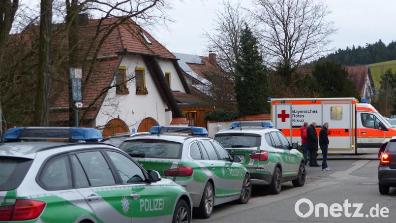 Ein großes Polizeiaufgebot rückte im Dezember 2014 in Wernberg an, um den Raubüberfall aufzuklären. Das Opfer verstarb vier Wochen später. Archivbild: Völkl