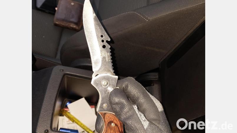 Dieses Springmesser wurde bei einer Kontrolle in Furth im Wald entdeckt. Symbolbild: Bundespolizei