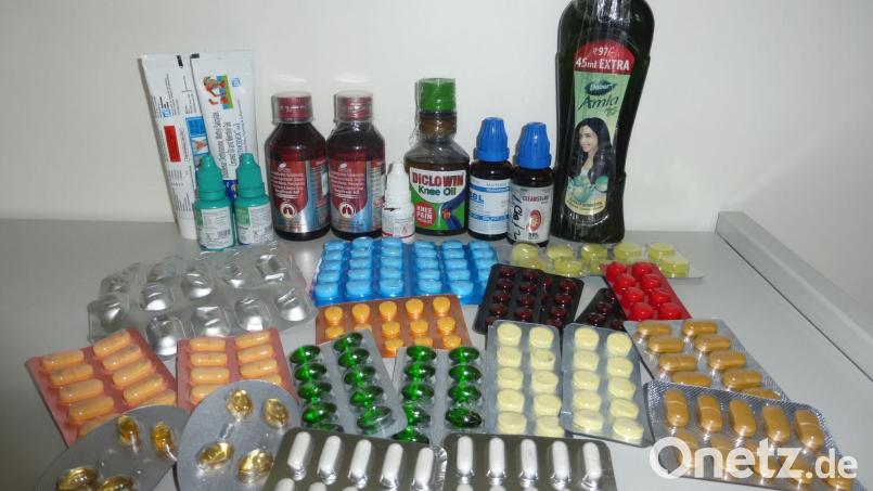 Tabletten, Kapseln, Tropfen und Tuben: Das Zollamt Oberpfalz hat 20 nicht zugelassene Produkte in einer Postsendung aus Indien entdeckt. Der Besteller dieser Artikel kann jetzt Probleme bekommen. Bild: Zollamt Oberpfalz