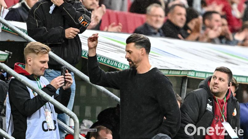 Augsburgs neuer Coach Sandro Wagner fiel kürzlich mit einer Bla-Bla-Geste Richtung Zuschauer auf. Bild: Harry Langer/dpa