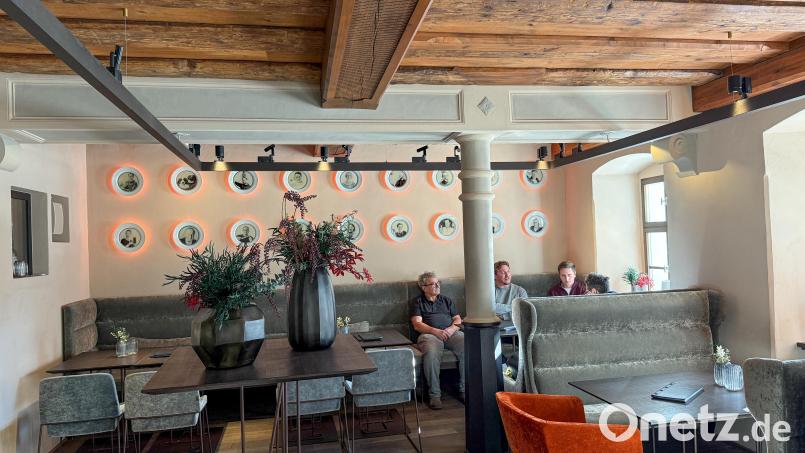 Seit der Generalsanierung des Hottnerhauses am Marktplatz ist das Café Zentral noch ein bisschen gemütlicher geworden. Hier war beispielsweise früher das Büro der Metzgerei. Bild: Petra Hartl