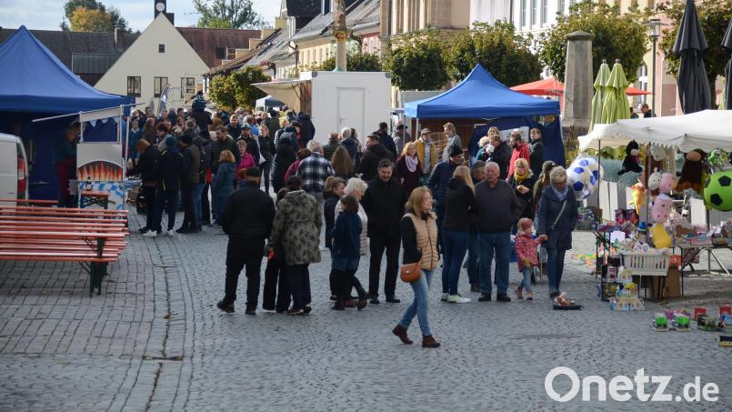 Beim Herbstmarkt im vergangenen Jahr sahen sich viele Besucher das Angebot an. Archivbild: ak