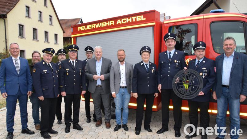 Die Feuerwehr Achtel mit ihrem neuen Auto, den Ehrengästen aus Politik und Feuerwehr und mit dem Geschenk des Patenvereins Bild: hdk