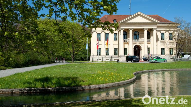 Vor dem Prinz-Carl-Palais in München wurde am Freitagabend ein lebloser Mann aus einem Brunnen gezogen. (Archivbild) Bild: Sven Hoppe/dpa