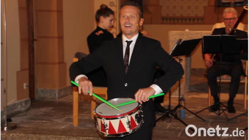 Mit lautem Trommelgewirr betrat Roman Knižka die gut gefüllte Christuskirche in Mitterteich. Bild: kro