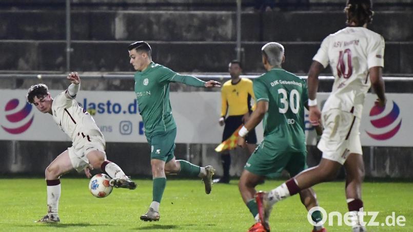 Patrick Hofmann (2. von links) von der DJK Gebenbach im Zweikampf mit dem Neumarkter Kapitän Fabian Pözl (links): Der Mittelfeldspieler der Gäste erlitt im Punktspiel am vergangenen Freitagabend einen Kreuzbandanriss. Bild: Hubert Ziegler