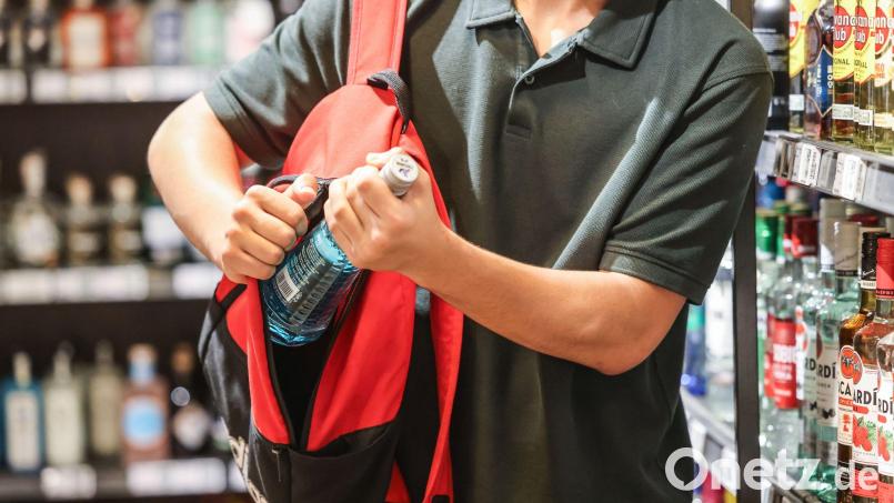 Lebensmittel und Kleidung stehlen zwei Frauen in einem Schwandorfer Supermarkt. Symbolbild: Oliver Berg/dpa