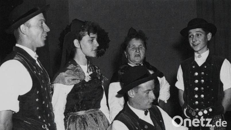 Ein Bild aus der Anfangszeit: Die Gesangsgruppe bei einem Heimatabend 1959 in Weiden. Bild: Ertel