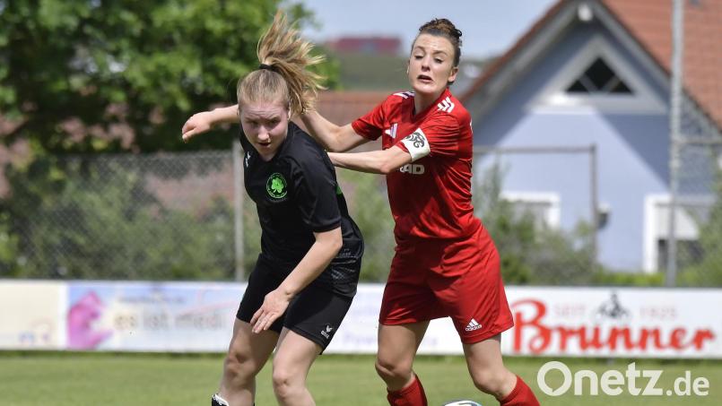 Kapitänin Lena Götz (rechts) vom TSV Theuern sorgte gegen den FC Forstern für den zwischenzeitlichen Anschlusstreffer. Archivbild: Hubert Ziegler