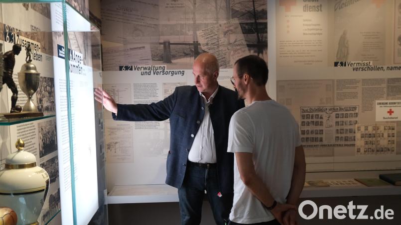 Im Museum Flucht - Vertreibung - Ankommen erzählte Jochen Neumann (links) Ralph Würschinger Details zu den Ausstellungsstücken. Bild: hba