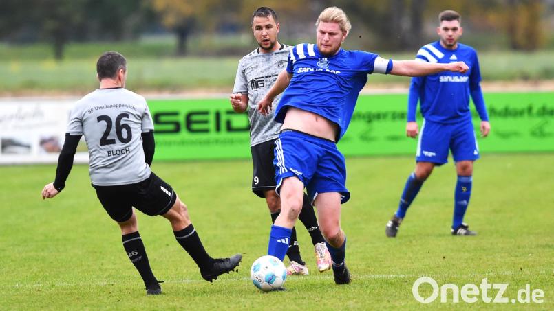 Die SpVgg Schirmitz (blaue Trikots) schnupperte bei der 3:4-Heimniederlage gegen die SF Ursulapoppenricht am ersten Saisonsieg. Auch wenn Benedikt Kormann (am Ball) und Co. abgeschlagen Tabellenletzter sind, ist die Motivation weiter hoch. Archivbild: Gerhard Büttner