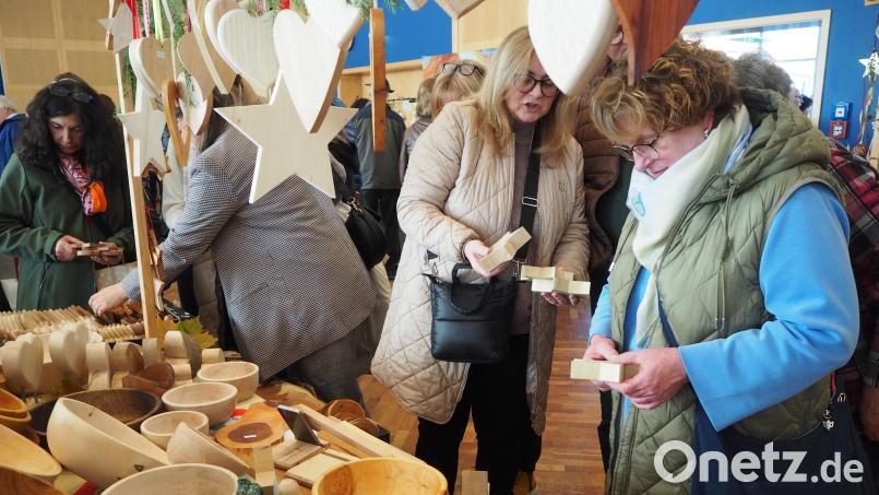 Kreatives aus Holz findet das Interesse der Kunden auf dem Hobbykünstlermarkt in Neustadt/WN. Archivbild: Bernhard Knauer