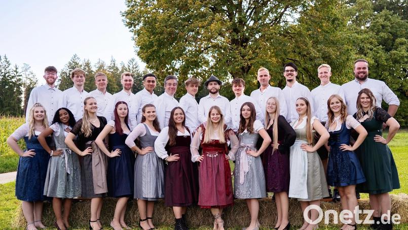 Die Pfaffenhofener Kirwapaare gestalten das Fest. In der Bildmitte das Oberkirwapaar Franzi Hollweck und Yannik Besold. Bild: jp