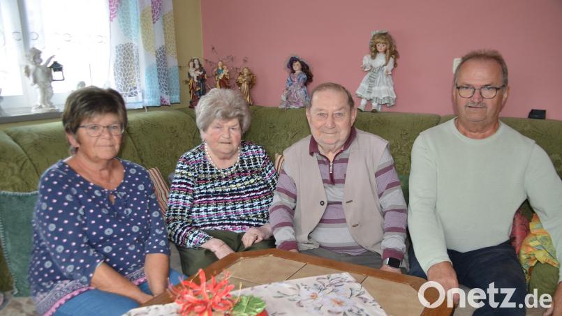 Laura und Werner Etterer (Mitte) sind seit 65 Jahren verheiratet. Dazu gratulierten auch Sohn Roland Etterer und Tochter Christl Brilla. Bild: ak