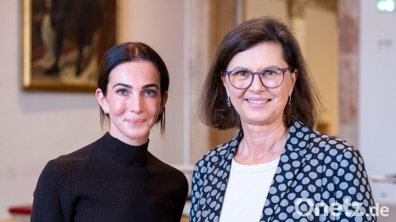 Landtagspräsidentin Ilse Aigner (r) zeigt sich begeistert von ihrer Praktikantin Lisa Müller. Bild: Lennart Preiss/dpa
