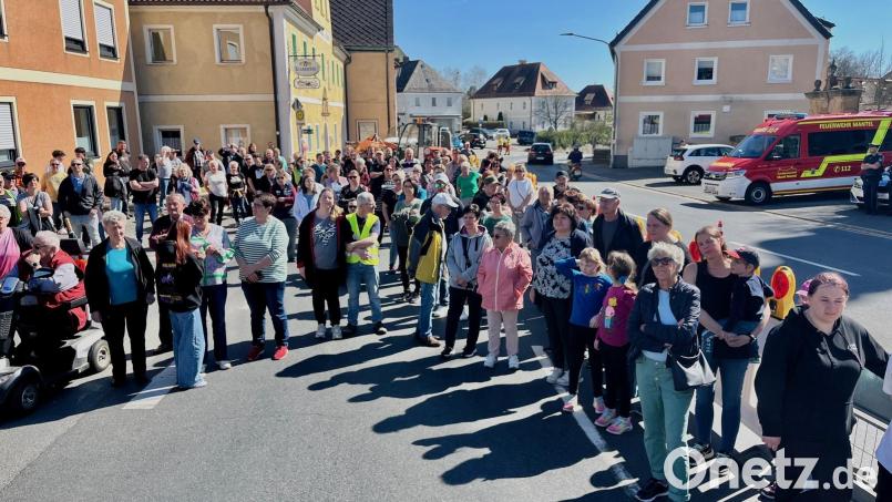 Seit Oktober 2024 setzte sich die Bürgerinitiative in Mantel für den Bau der Ortsumgehungsstraße ein, beispielsweise indem sie die Straße sperrten, wie hier im April. Jetzt planen die Verantwortlichen bei der nächsten Kommunalwahl anzutreten. Archivbild: Gabi Schönberger