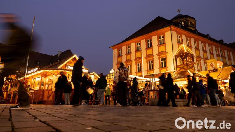 Das Winterdorf in der Bayreuther Fußgängerzone verbreitet schon ab Mitte Oktober weihnachtliche Stimmung. (Archivbild) Bild: Pia Bayer/dpa