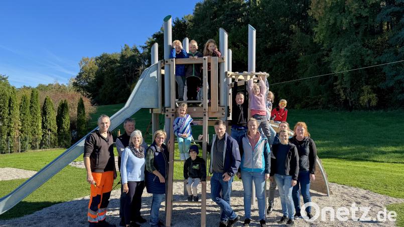 Der neue Spielplatz in Pretzabruck wurde feierlich eröffnet. Die Karl-Knab-Stiftung finanzierte die Spielgeräte. Bild: Tobias Reitmeier