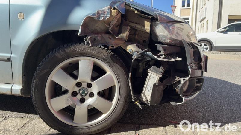 An den Fahrzeugen entstand ein Schaden von insgesamt rund 20.000 Euro. Symbolbild: Polizei Schwandorf