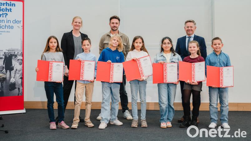 Die Viertklässler der Grundschule Schwandorf-Fronberg freuen sich über die Auszeichnungen. Bild: Chris Eberhardt/Körber-Stiftung