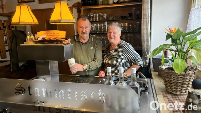 Hans und Dagmar Helgert am Tresen im Messer-Wirtshaus in Mitterteich: Der Traditionsgaststätte am Heurangweg hatten sie vor zwei Jahren neues Leben eingehaucht, seither herrscht dort reger Betrieb. Bild: lnz