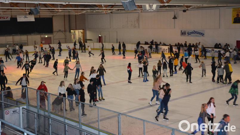 Bestens vorbereitet kann die neue Saison 2025/26 in der Mitterteicher Eissporthalle starten. Eröffnet wird die Saison am Kirchweihsamstag, 18. Oktober, mit einem Familientag bei freiem Eintritt. Höhepunkte sind bestimmt wieder die Eisdiscos. Archivbild: jr