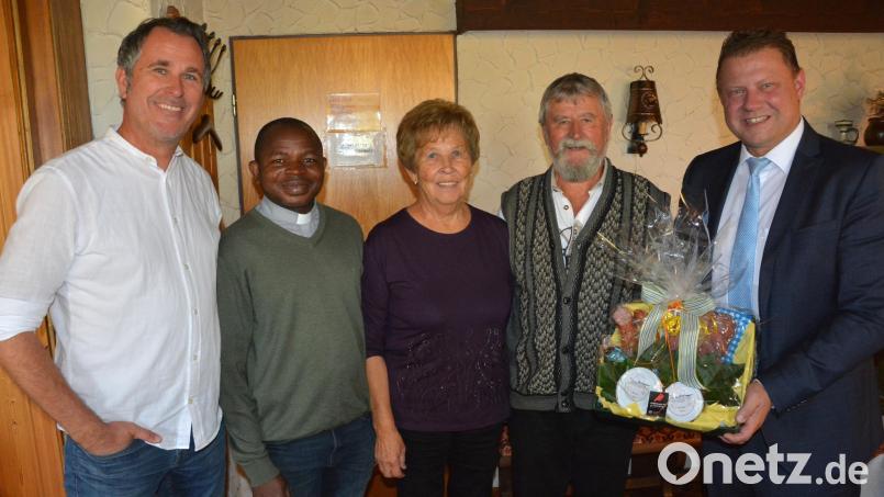 Johann Weiß feierte am Dienstag seinen 80. Geburtstag, im Bild die Gratulanten für den gebürtigen Großbüchlberger. Von links Sohn Alexander, Pfarrvikar Luke Eze, Christina und Johann Weiß, sowie Bürgermeister Stefan Grillmeier. Bild: jr