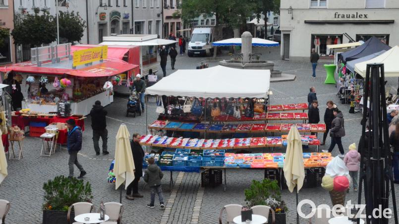 Nur wenige Besucher interessieren sich für das Angebot der Händler auf dem Michaelimarkt in Weiden. Archivbild: Kunz