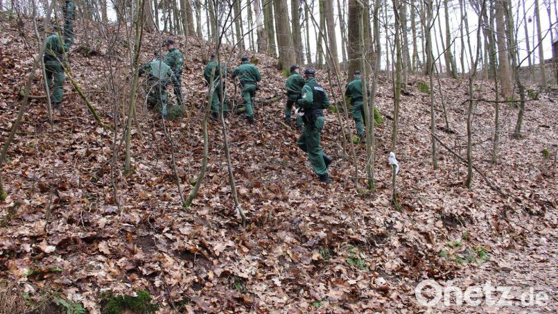 Polizeibeamte durchkämmten auch den Umgriff des Tatorts und den angrenzenden Wald. Die Suche blieb jedoch ergebnislos. Bild: Polizeipräsidium Regensburg