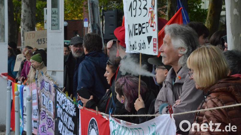 Das Aktionsbündnis &quot;Nicht lange fackeln&quot; ruft zu einer antifaschistischen Demonstration am Samstag in Weiden auf. Erst Anfang Oktober demonstrierten Menschen vor der Max-Reger-Halle gegen den AfD-Bürgerdialog. Archivbild: Kunz