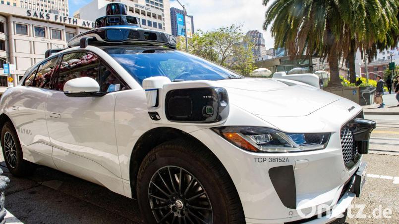 Waymo setzt aktuell umgebaute Elektroautos der britischen Marke Jaguar ein. (Archivbild) Bild: Andrej Sokolow/dpa