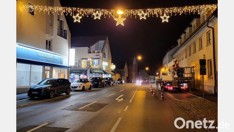 Weihnachtlichen Lichterglanz gab&#039;s zu Beginn der Woche in der Prinz-Ludwig-Straße. Bauhofleiter Thomas Ernstberger (rechts auf dem Lkw) und sein Team hatten eines der künftigen Leuchtelemente zusammengebaut und abends für einen kurzen Test an die Straßenlaterne montiert. Bild: Stadt Waldsassen