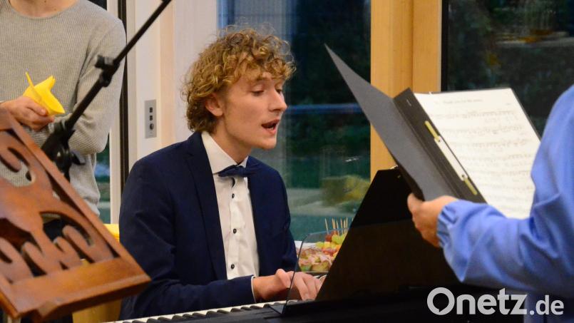 Simon Hoffmann dirigiert den Frauenchor von Herz Jesu und St. Johannes. Bild: Kunz