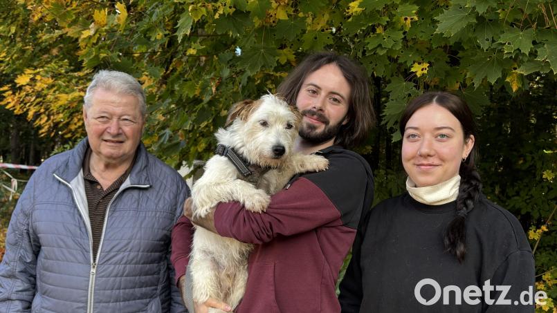 Freudenbergs Altbürgermeister Norbert Probst (links) spendete 1170 Euro an das Amberger Tierheim. Über die Spende freuten sich die Mitarbeiter der Einrichtung, Philipp Kraut und Jule Dietrich. Auch Trolli, ein dreijähriger Jack Russel, wird&#039;s freuen: Das Geld wird in Futter investiert. Bild: san
