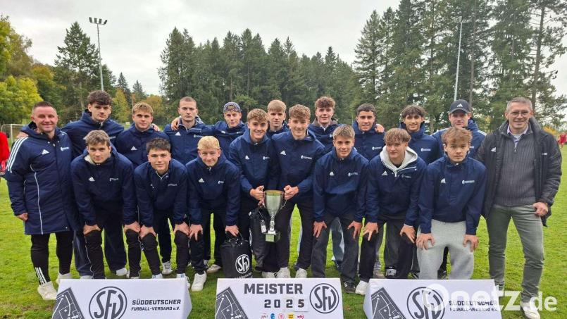 Die U19-Junioren des Bayerischen Fußball Verbandes sind erneut Süddeutscher Meister. Mit dabei unter anderem Paul Fenzl von der SpVgg SV Weiden (rechts, untere Reihe). Bild: ama