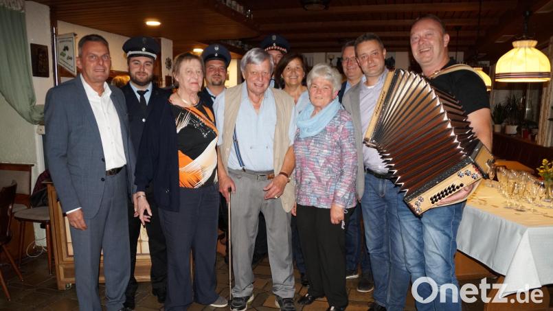 Bürgermeister Norbert Eckl (links) und sein Stellvertreter Adolf Hammer (Dritter von rechts) gratulieren Manfred Roßmann (Mitte, mit Gattin Helga, Dritte von links und Sohn Manfred, Zweiter von rechts) zum 80. Geburtstag Bild: wel