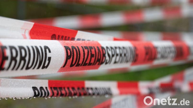 Die Polizei sperrt den Fundort ab. Symbolbild: Sebastian Kahnert/dpa