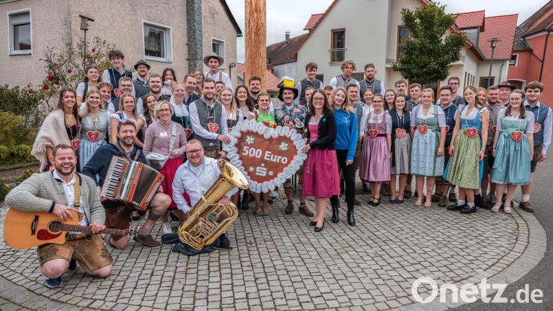 Die 22 Kirwapaare nach dem Austanzen beim Gruppenfoto mit dem neuen Oberkirwapaar Johannes Mägerl und Marina Grünbauer. Bild: Judith Singer
