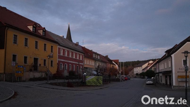 In der Hauptstraße und der Kirchstraße gibt es eine Reihe von denkmalgeschützten Gebäuden, die es wert sind, saniert zu werden. Das Guggenmoos-Haus (links) ist ein Paradebeispiel für gelungene Sanierung Bild: wel