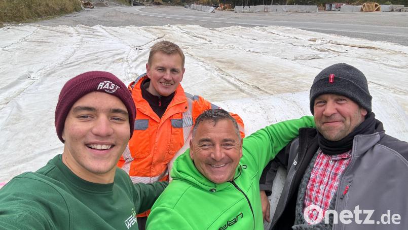 Vier Mitglieder vom Förderverein „Natur Nah Erleben am Fahrenberg e.V.“ am Stubaier Gletscher. Von links: Raphael Wittmann, Markus Völkl, Peter Wittmann und Tobias Forster holen einen Teil des Abdeckvlies ab und bringen es zum Fahrenberg. Bild: Silke Forster