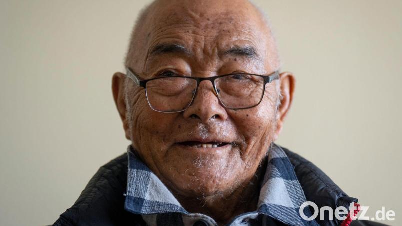 Kanchha Sherpa war der letzte Überlebende der Everest-Expedition 1953 um Edmund Hillary und Tenzing Norgay. Der 92-Jährige starb nach Angaben seiner Familie zu Hause in Kathmandu. (Archivbild) Bild: Niranjan Shrestha/AP/dpa