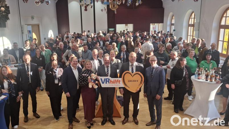 Die VR Bank Mittlere Oberpfalz übergab Spenden in einer Gesamthöhe von 130 000 Euro. Bild: jua