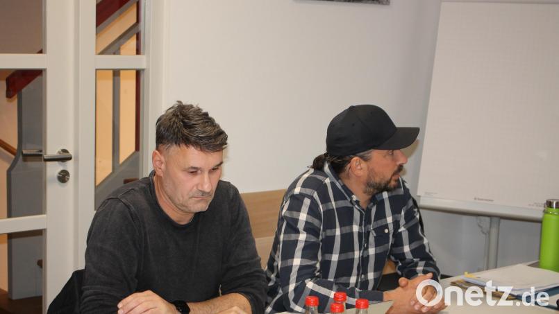 Josef Adam und Sebastian Greim stellten in der Schwarzenbacher Gemeinderatssitzung ihre Vorschläge für eine Erweiterung des Nahwärmeprojektes vor. Bild: Bernhard Piegsa