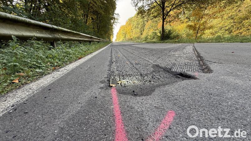 Die Fahrbahn senkt sich seit Jahren immer wieder ab. Bild: upl