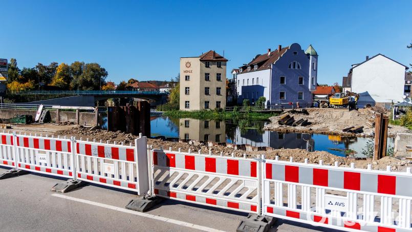 An der Stadtseite der Naab (Vordergrund) muss auch die Ufermauer wieder errichtet werden. Die Fronberger Straße ist derzeit halbseitig gesperrt. Bild: Hösamer
