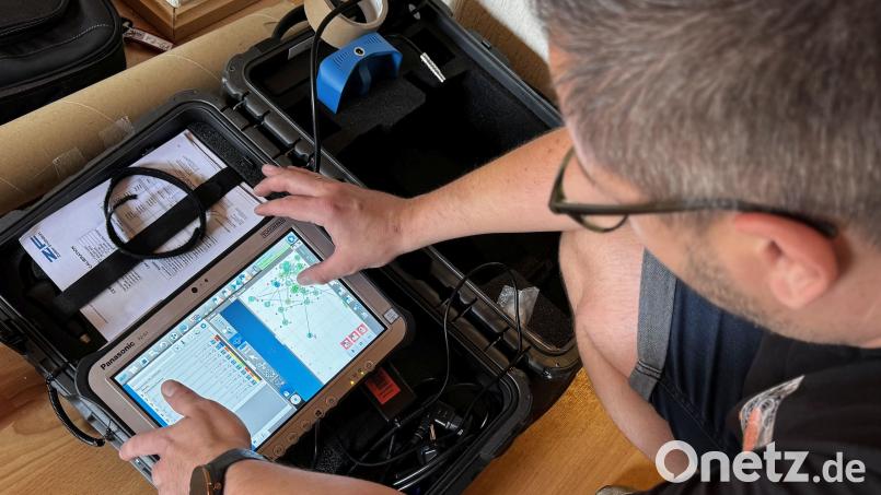 Geoinformatikstudent Noël Löffler hat das alte Schulhaus in Poppenricht vermessen. Bild: Katja Stiegler/exb