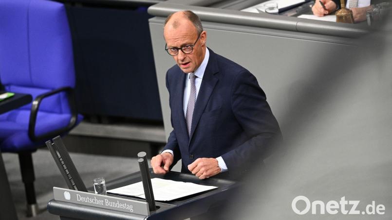 Bundeskanzler Friedrich Merz (CDU) äußert sich in seiner Regierungserklärung im Bundestag gleich zu Beginn zum in Ägypten unterzeichneten Gaza-Friedensplan von US-Präsident Donald Trump. Bild: Niklas Graeber/dpa