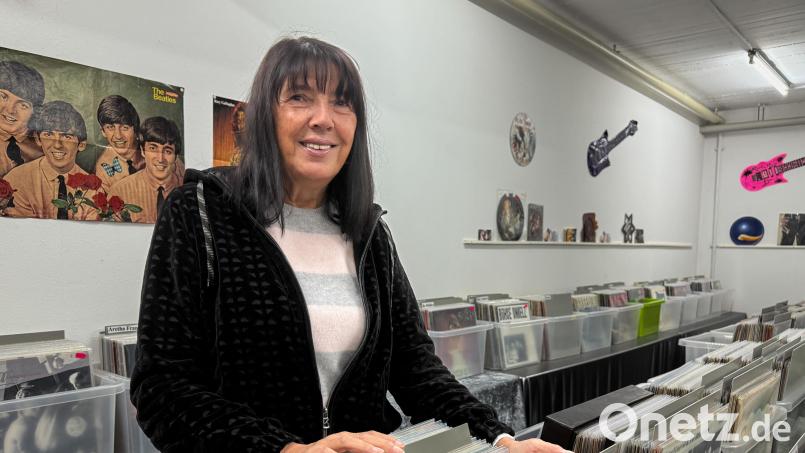 Die 62-jährige Christina Hofmayer betreibt seit 2020 den Retroladen in Amberg. Bild: Wolfgang Steinbacher